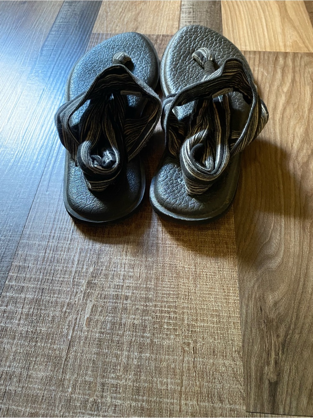 Sanuk Black and Striped Gray Elastic Strap Sandals - Picture 3 of 6